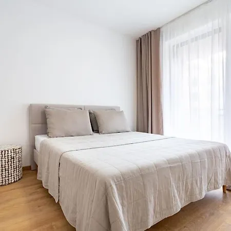 Al-park S Private Garage Parking Free, 5 Min Pešo Do Centra Appartamento